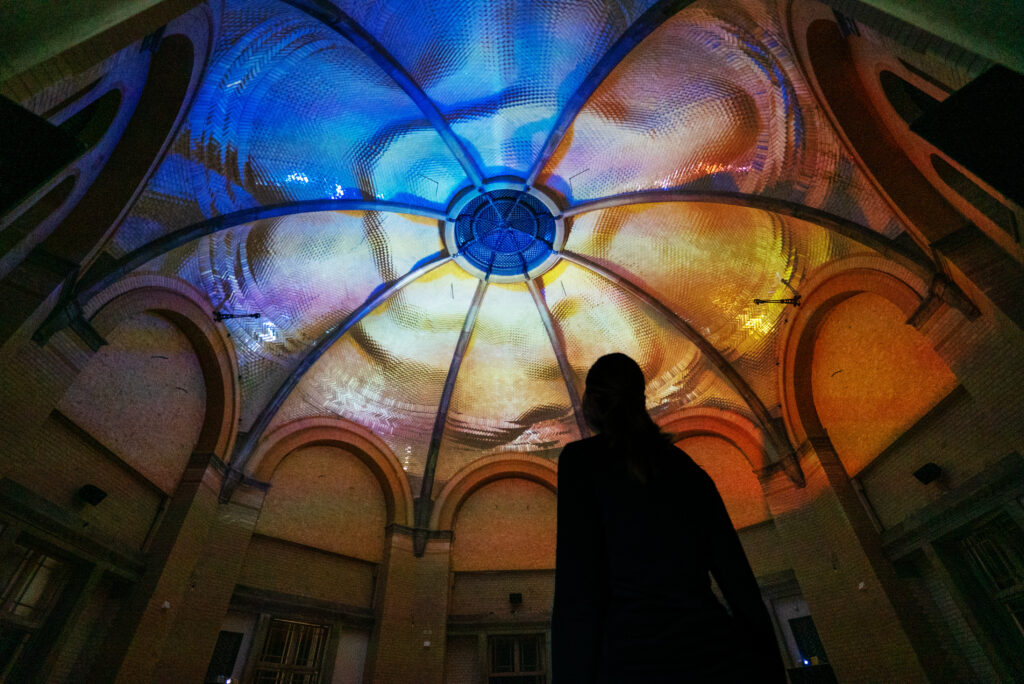 A person looks at a dome projection at the Kuppelsaal at Beelitz-Heilstätten